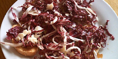 Un'ottima bruschetta a l radicchio