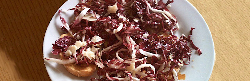 Un'ottima bruschetta a l radicchio