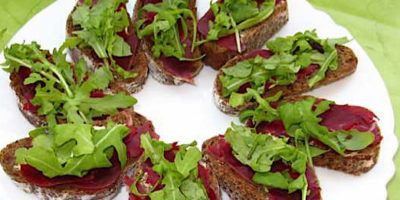 Tartine veloci e faili con rucola e bresaola