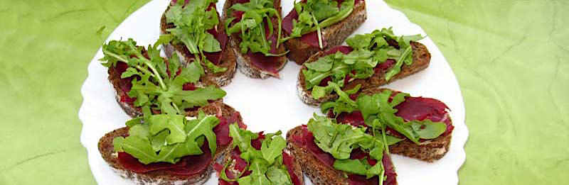 Tartine veloci e faili con rucola e bresaola