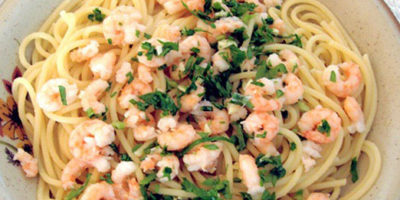 Un bel piatto di spaghetti con gamberetti in bianco