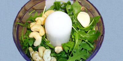 Frullatore con gl iingredenti