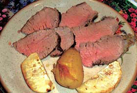 Roast beef nel piatto con patate