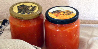 Vasetti di vetro con pomodoro