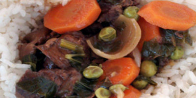 Spezzstino di cervo nel piatto con riso
